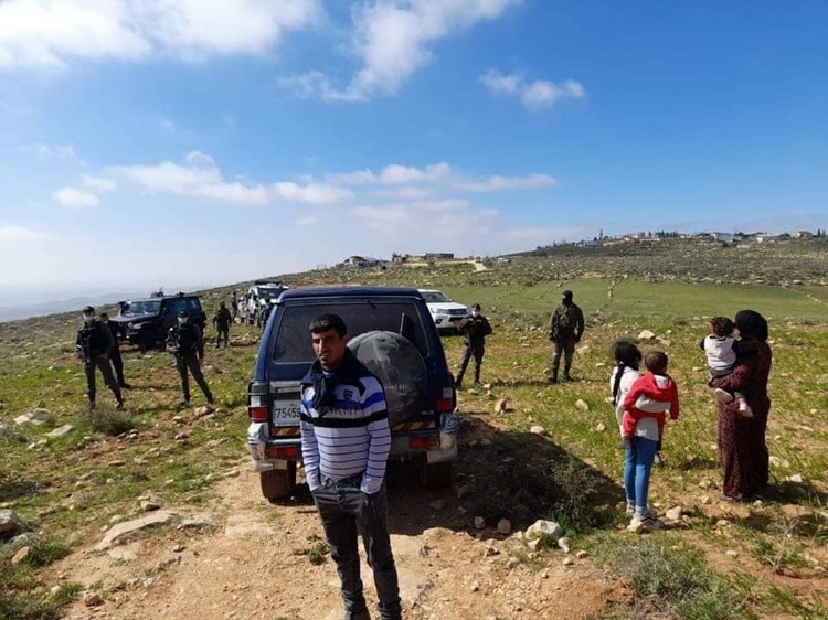 قوات الاحتلال الإسرائيلي تعتدي على عدد من الفلسطينيين جنوب الخليل