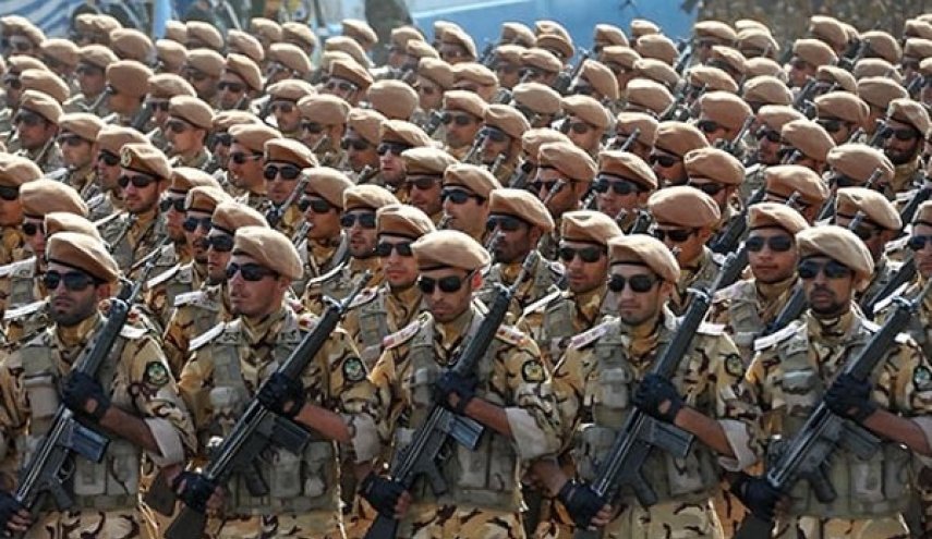 في يوم الجمهورية الاسلامية: الجيش الإيراني يحذر الأعداء ويطمئن الشعب الايراني