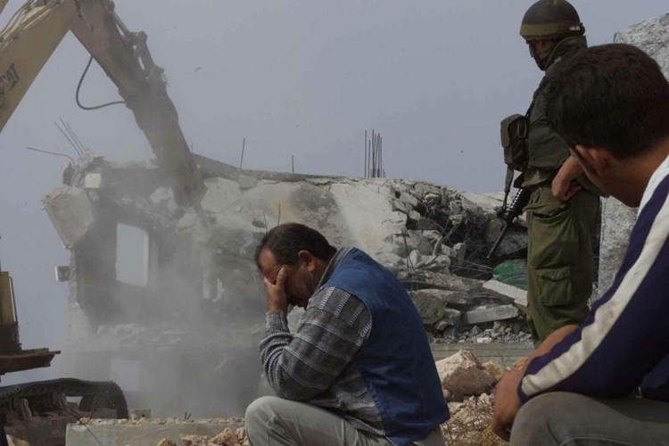 في جنح الظلام... الشرطة الإسرائيلية تجبر فلسطينياً في سلوان على هدم منزله