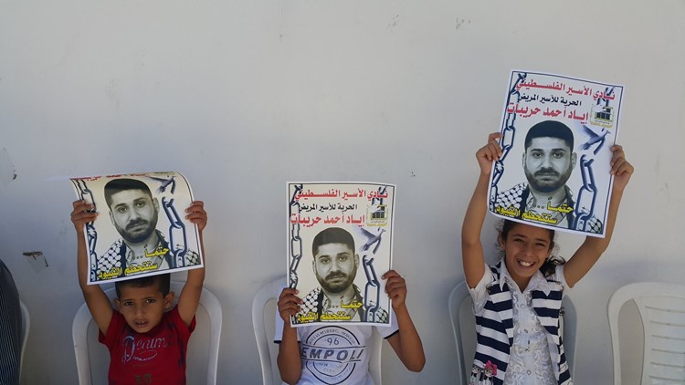 عائلة الأسير الفلسطيني إياد حريبات تدعو الى انقاذ ابنها من السجون الاسرائيلية