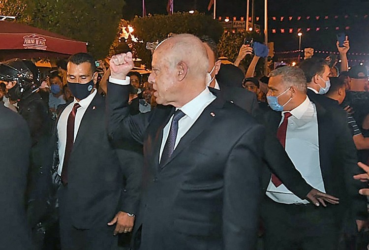 آخر تطورات الساحة التونسية... الرئيس يُعفي وزراء جدد من مناصبهم