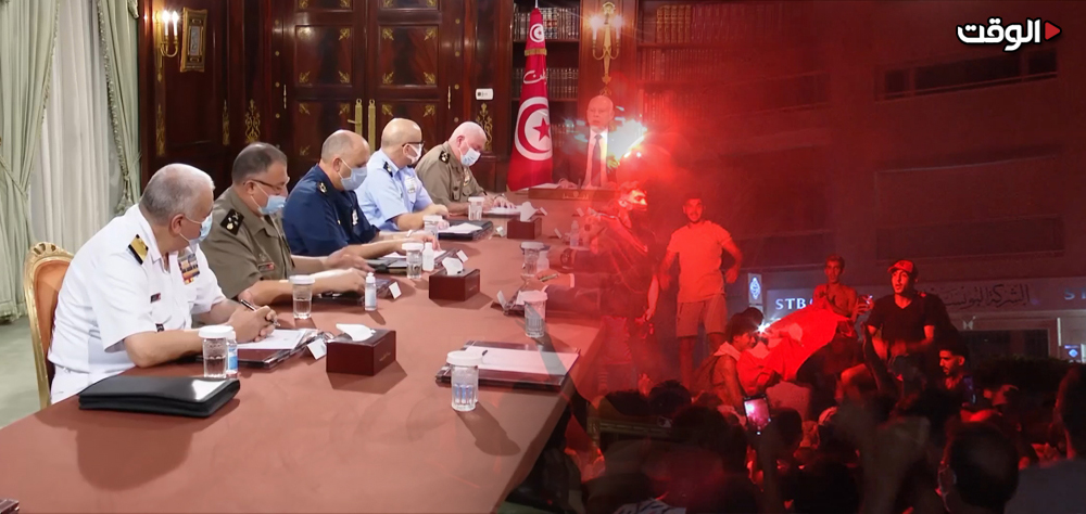 قرارات تونسية مفاجأة.. هل هي انقلاب على الديمقراطية أم بداية ولادة جديدة لها؟
