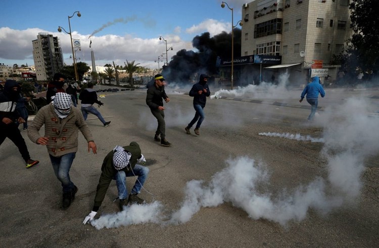 أحجار الفلسطينيين في نابلس تقلب آلية لجيش الاحتلال في طوباس