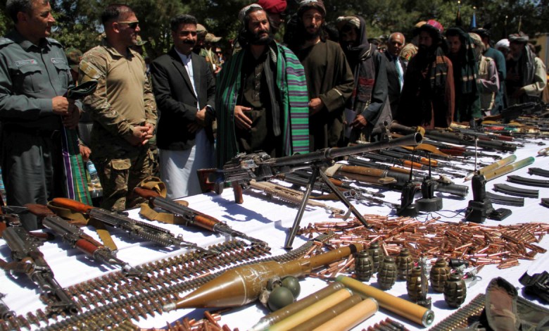 أسلحة ومعدات أمريكيّة بيد حركة "طالبان".. الأبعاد والنتائج؟