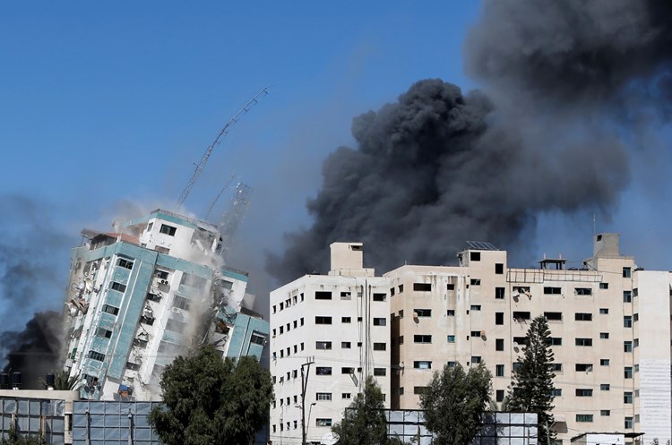 منظمة حقوقية: تدمير أبراج غزة ترقى إلى جرائم حرب