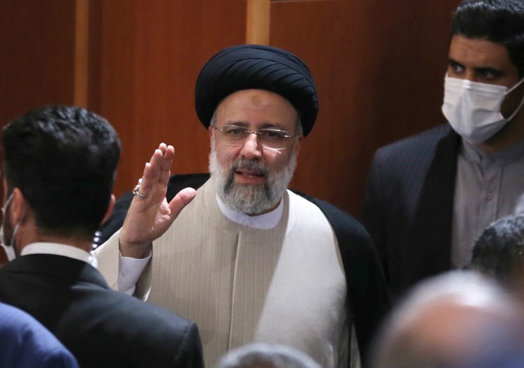 الرئيس الإيراني الجديد بعد اول اجتماع لحكومته: سننهض بالبلاد ومصممون على إجراء العدالة