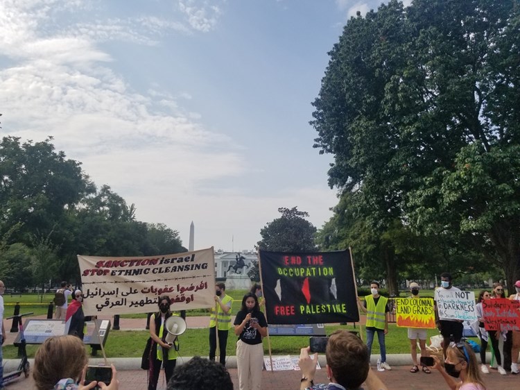 أمريكيون يتظاهرون أمام البيت الأبيض ويرددون شعرات ضد رئيس الوزراء الإسرائيلي