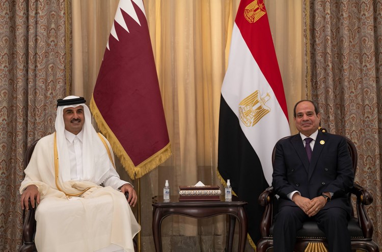 بعد سنوات من القطيعة... هكذا جرى أول لقاء للسيسي مع أمير قطر في بغداد