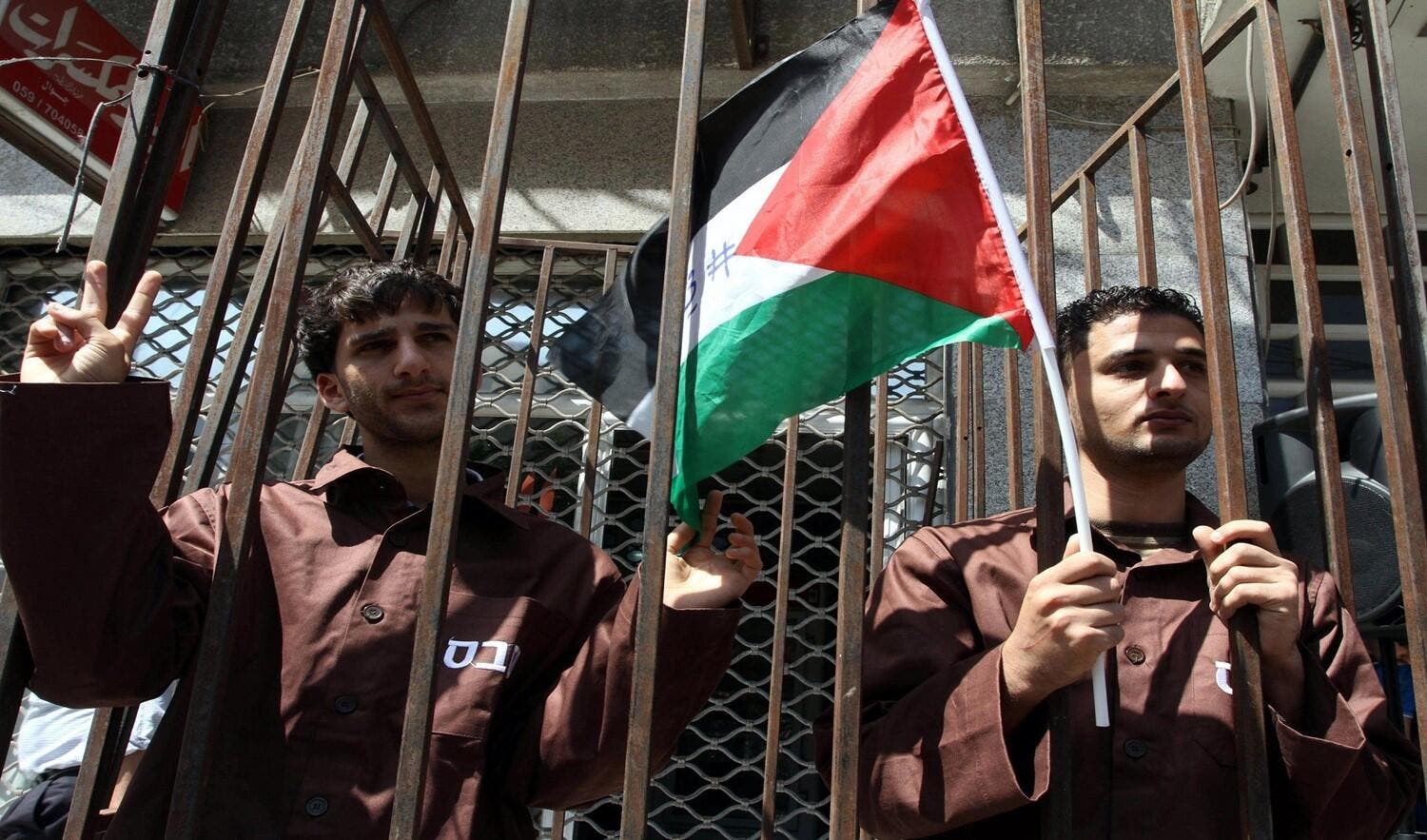 16 أسيراً فلسطينياً يواصلون الإضراب عن الطعام في سجون الاحتلال
