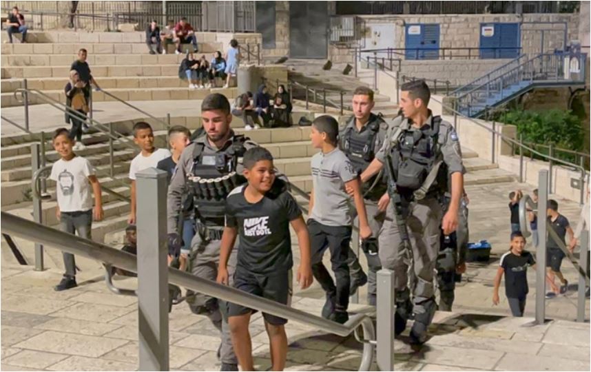 رغم اعتقالهما يبتسمان... الاحتلال يعتقل طفلين في القدس!