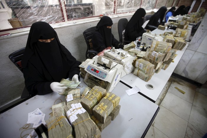 رغم الحصار والمجاعة... السعودية تضغط على اليمنيين بإضعاف الريال اليمني امام الدولار