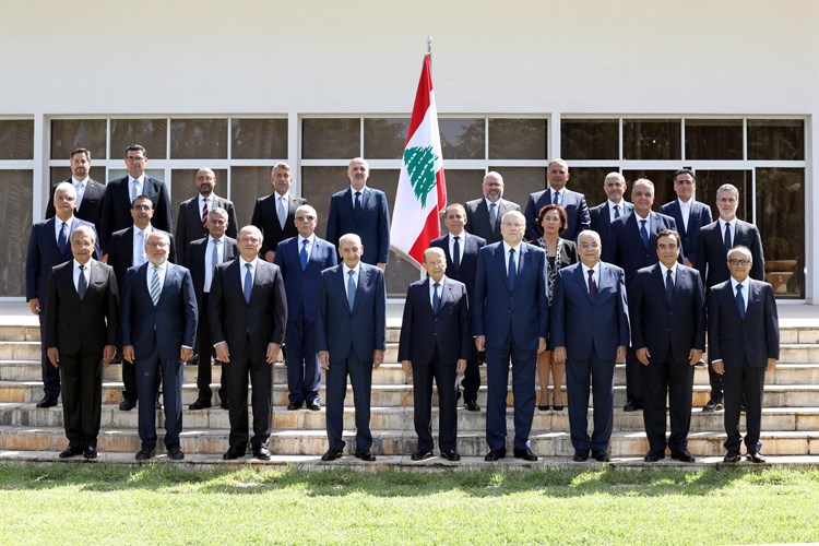 بعد الصورة التذكارية... الرئيس اللبناني يدعو الوزراء الى إيجاد حلول عاجلة لمعالجة الأوضاع المعيشية