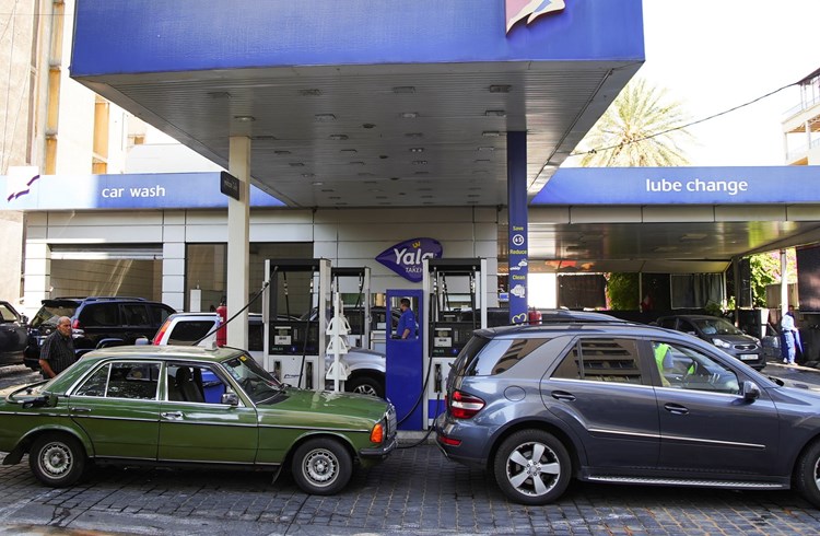 أزمات اللبنانيين تتواصل... وزير المالية يقلص الدعم عن البنزين