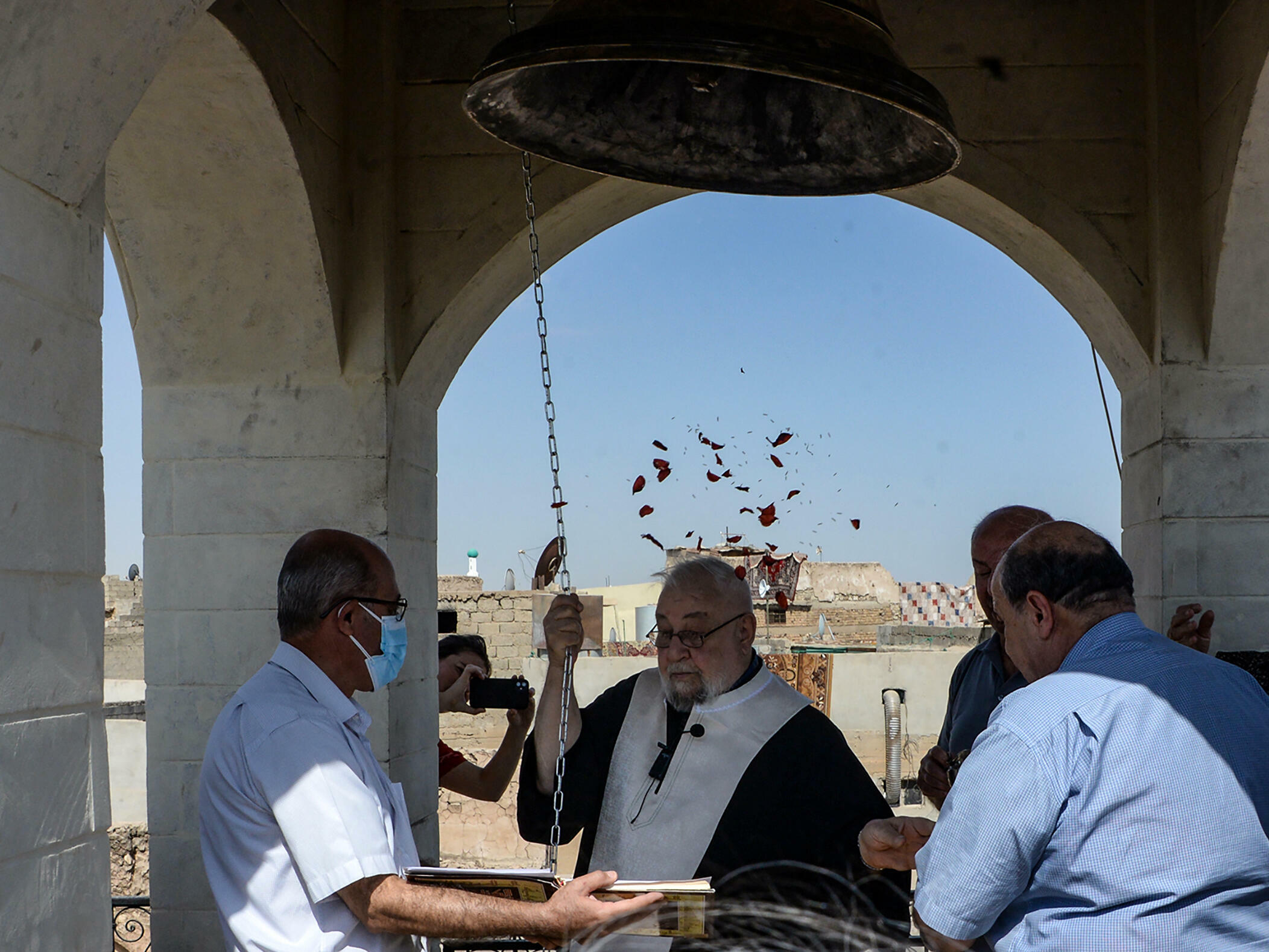 لأول مرة منذ 7 سنوات...اصوات جرس كنيسة الموصل يسمع والافراح تعم المدينة