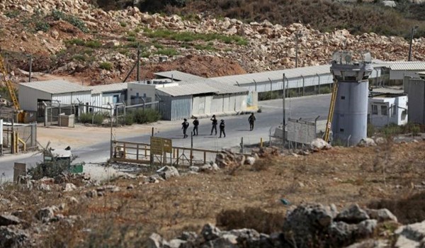 الأسير الفلسطيني: أسرى سجن عوفر يعلقون إضرابهم