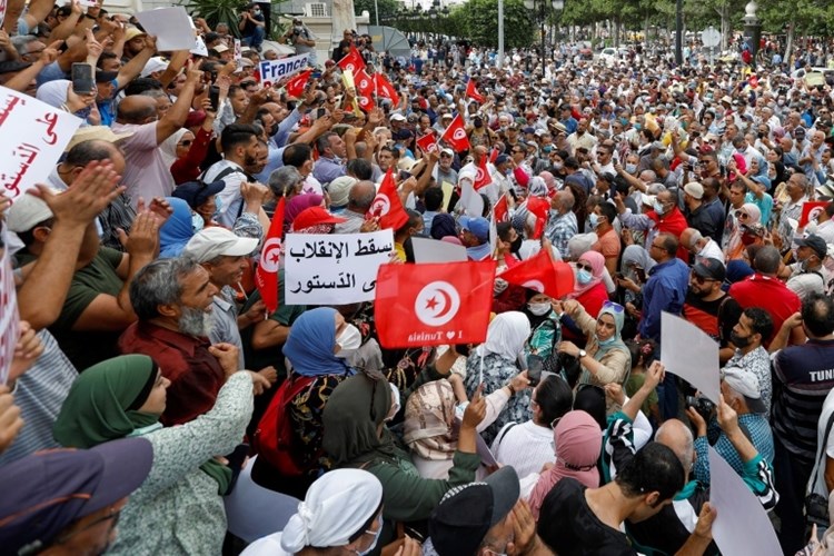 التونسيون الى الشوارع مرو جديدة ... فهل يسقط الرئيس قيس سعيد؟