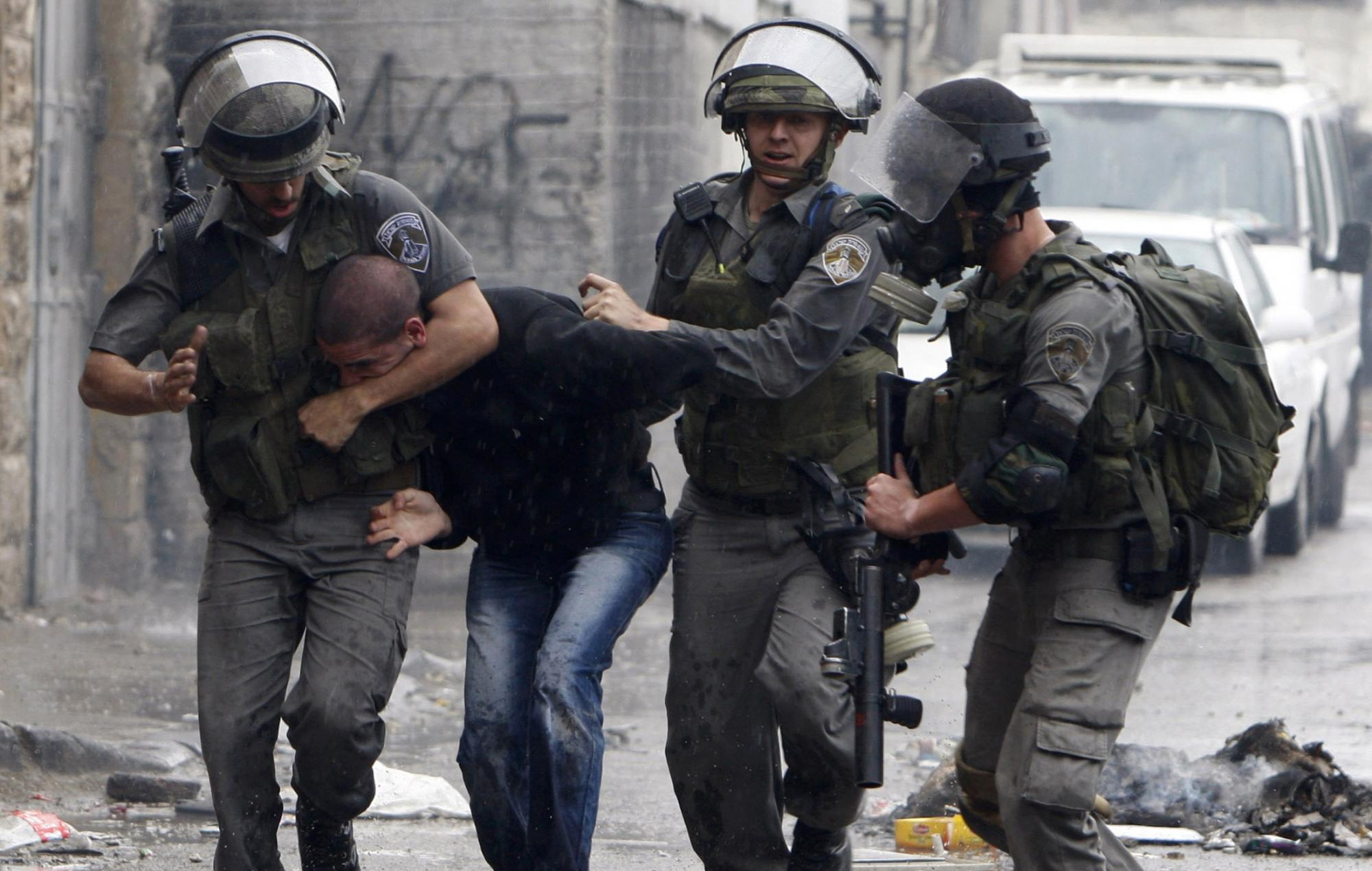 قوات الاحتلال الإسرائيلي تعتقل فلسطينياً في مدينة الخليل