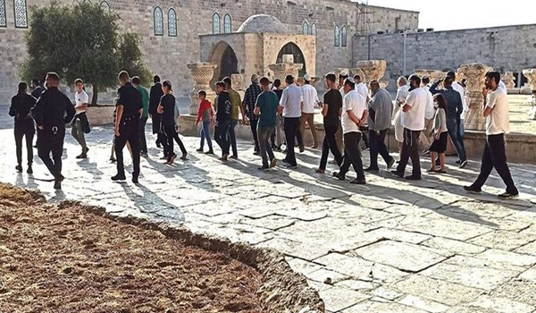 بحراسة من شرطة الاحتلال.. مستوطنون يقتحمون المسجد الأقصى