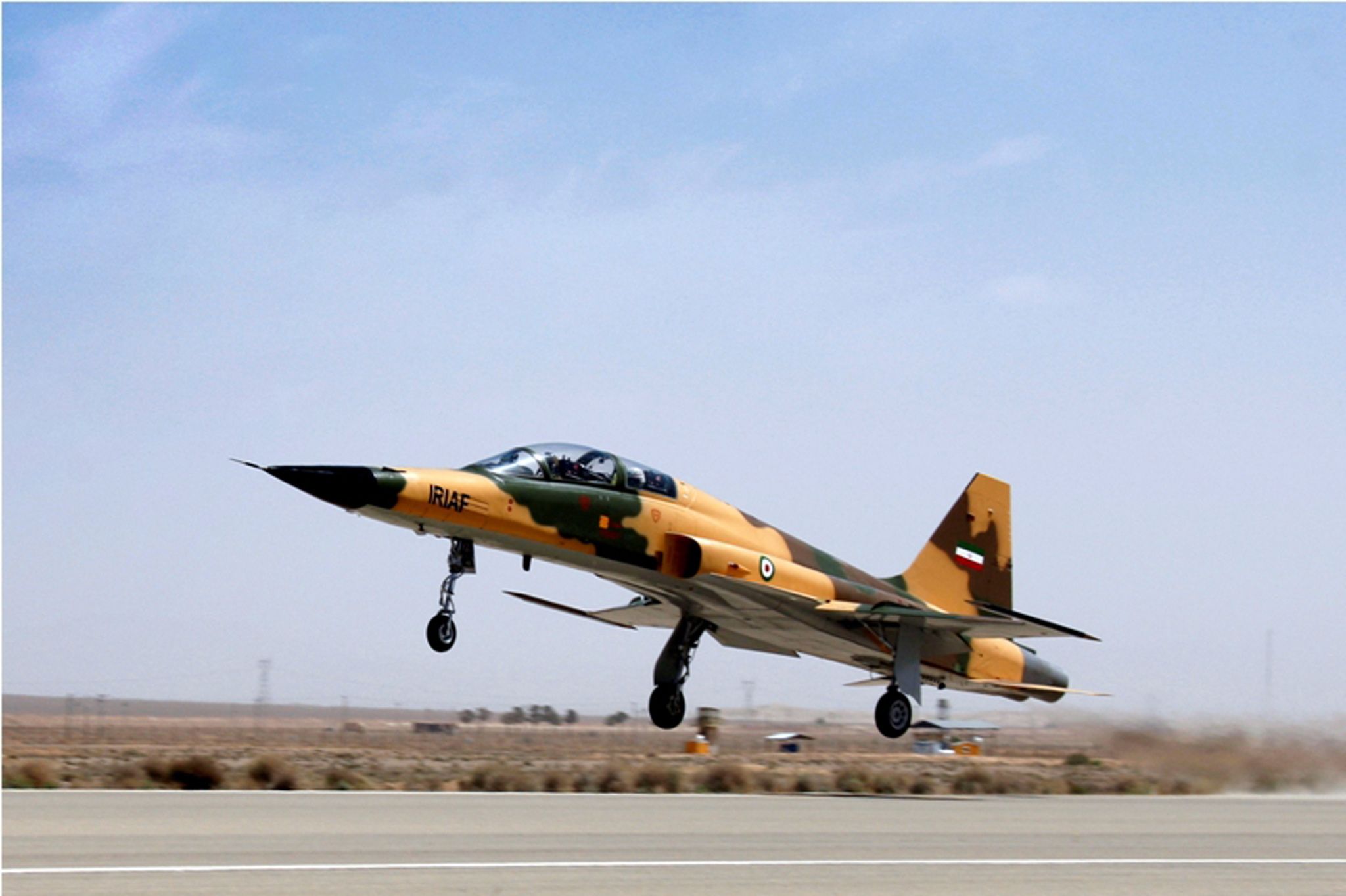 التواصل المباشر مع الطائرات دون طيار الهجومية الإيرانية؛ ميزة جديدة تتمتع بها مقاتلة "كوثر" + صور