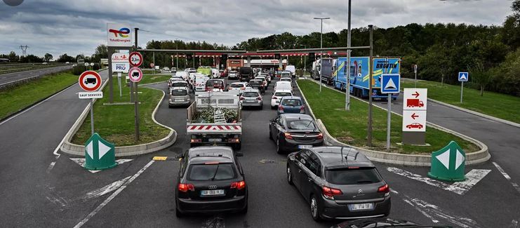 France’s Oil Strikes Continue as Fuel Shortage Frustrates Motorists