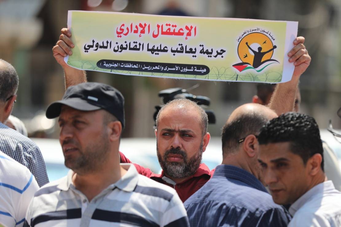 50 أسيرًا يواصلون إضرابهم المفتوح عن الطعام رفضًا للاعتقال الإداري