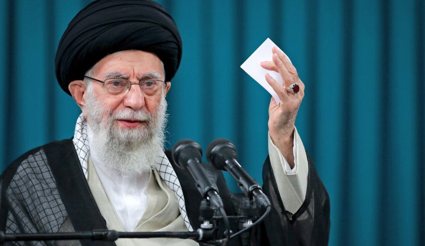 قائد الثورة : شهيد الدفاع المقدس ضحى بحياته حتى لا يفي العدو بوعده بالوصول إلى طهران