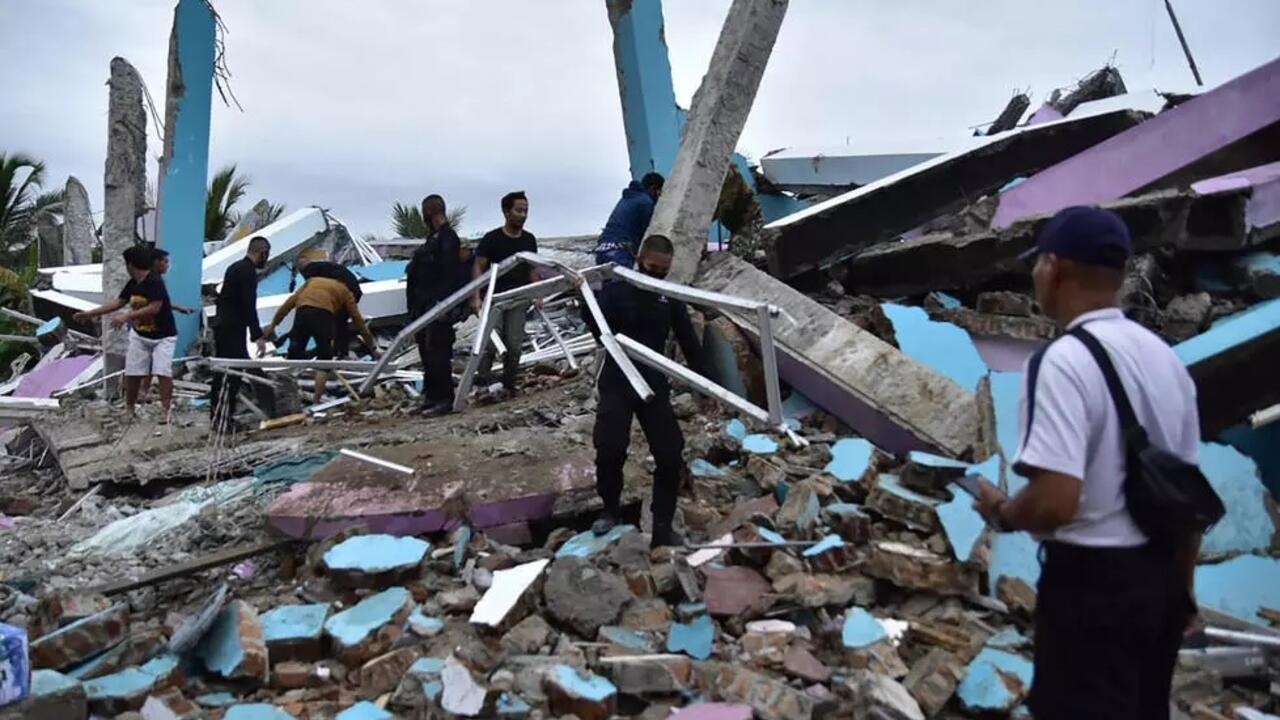 حصيلة أولية.. وفاة 44 شخصا وإصابة المئات جراء زلزال في إندونيسيا