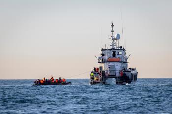 مركب يقل نحو 500 مهاجر يرسو في جزيرة كريت اليونانية بعد عملية إنقاذ (خفر السواحل)