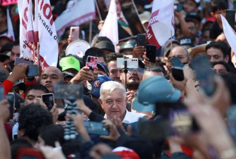 الرئيس المكسيكي "يستعرض قوّته" في مسيرة تأييد وسط العاصمة