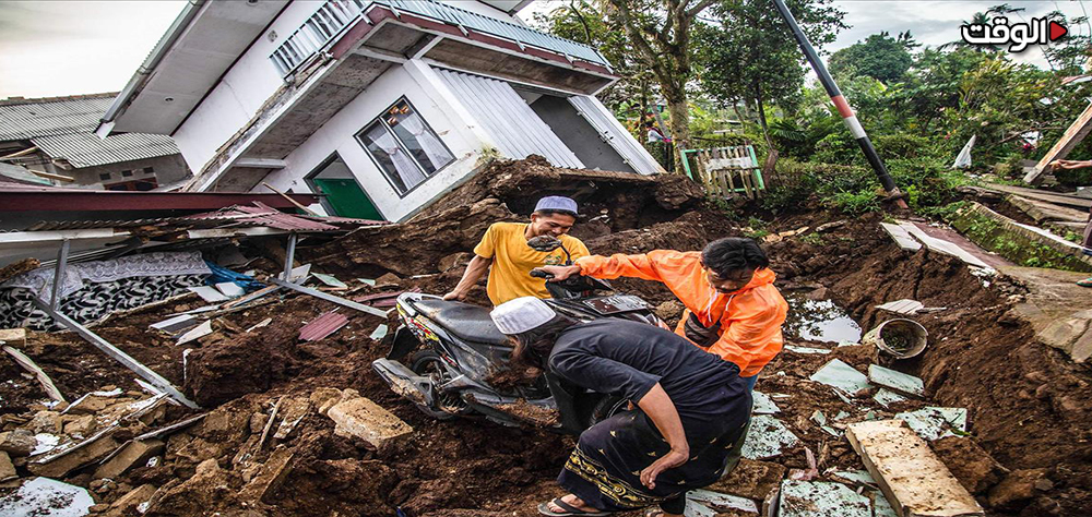 المطر والهزات الارتدادية تعيق أعمال الانقاذ بعد زلزال اندونيسيا