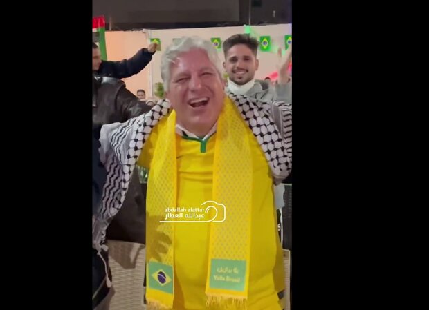 چفیه فلسطینی بر گردن سفیر برزیل پس از پیروزی در جام جهانی