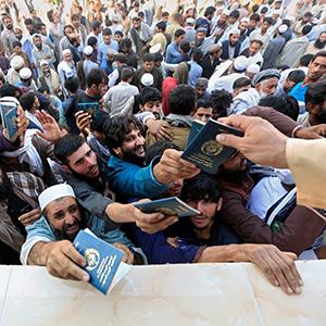 کارشناسان پاکستانی بجای افغانستانی؛ عمران خان بدنبال کدام اهداف است؟