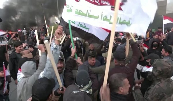 عراقيون يتظاهرون ويحرقون مجسما للسفارة الأميركية في بغداد
