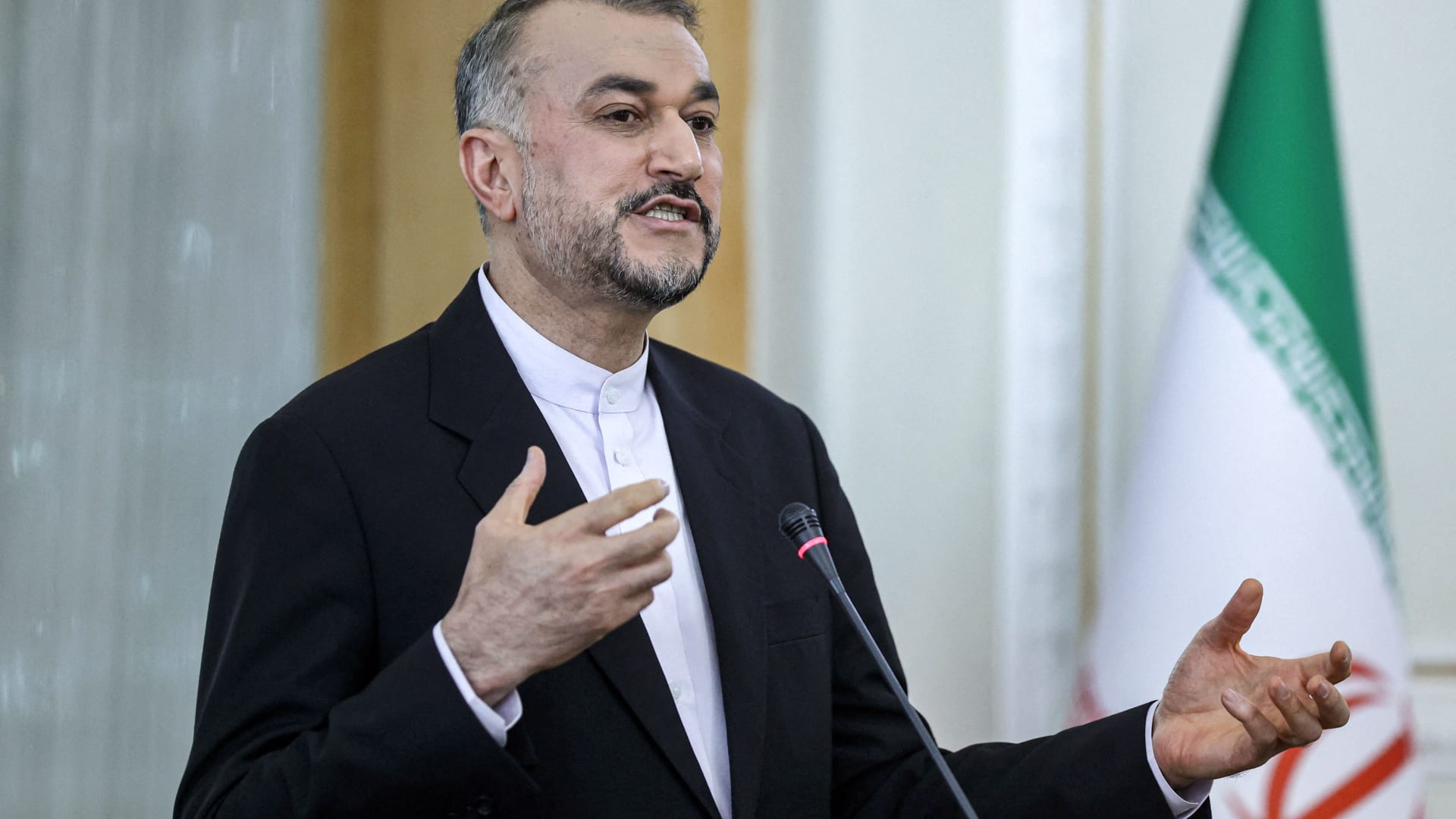 وزير الخارجية الإيرانية يكشف عن تفاصيل لقاءه نظيره السعودي في عمان
