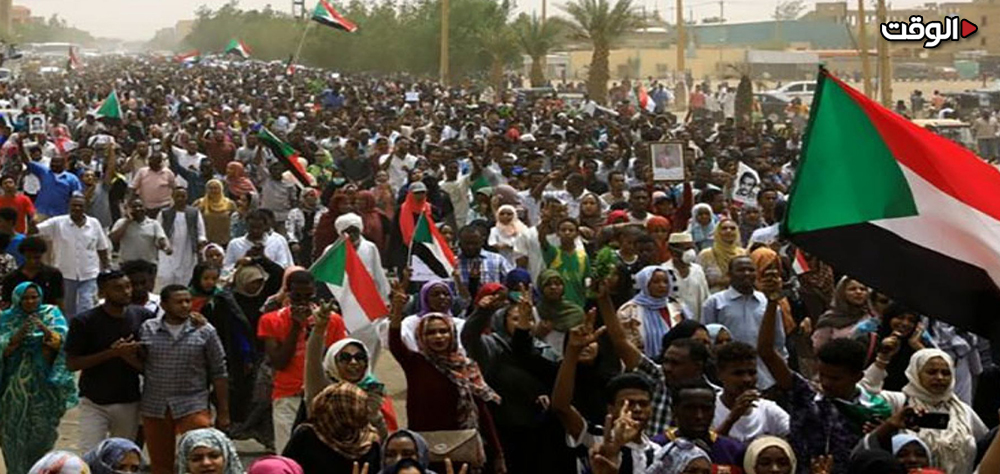 السودان على صفيح ساخن.. قطع للانترنت وقمع للمظاهرات والحل غائب تماماً