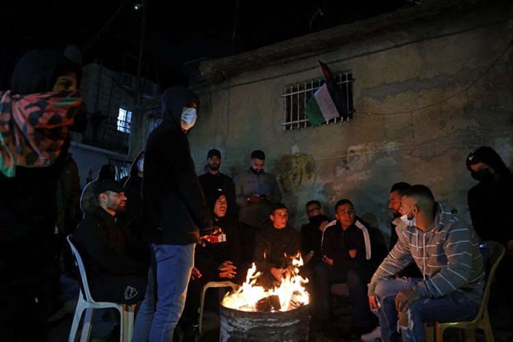عدد كبير من الفلسطينيين يتجمعون في حي الشيخ جراح للتصدي لتظاهرة للمستوطنين