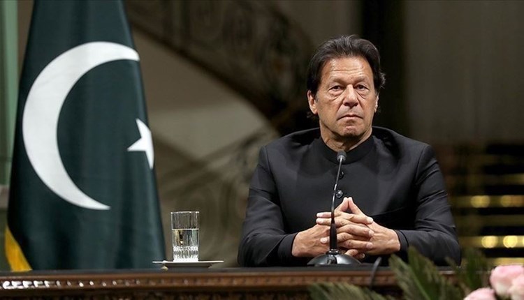 لماذا تم عزل رئيس وزراء باكستان بشكل مفاجىء؟