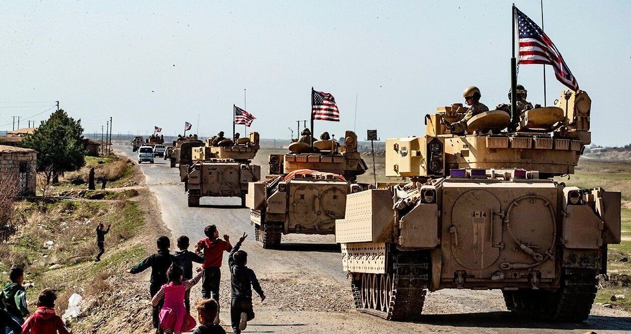 اخراج کاروان نظامی آمریکا توسط اهالی یک روستا در سوریه