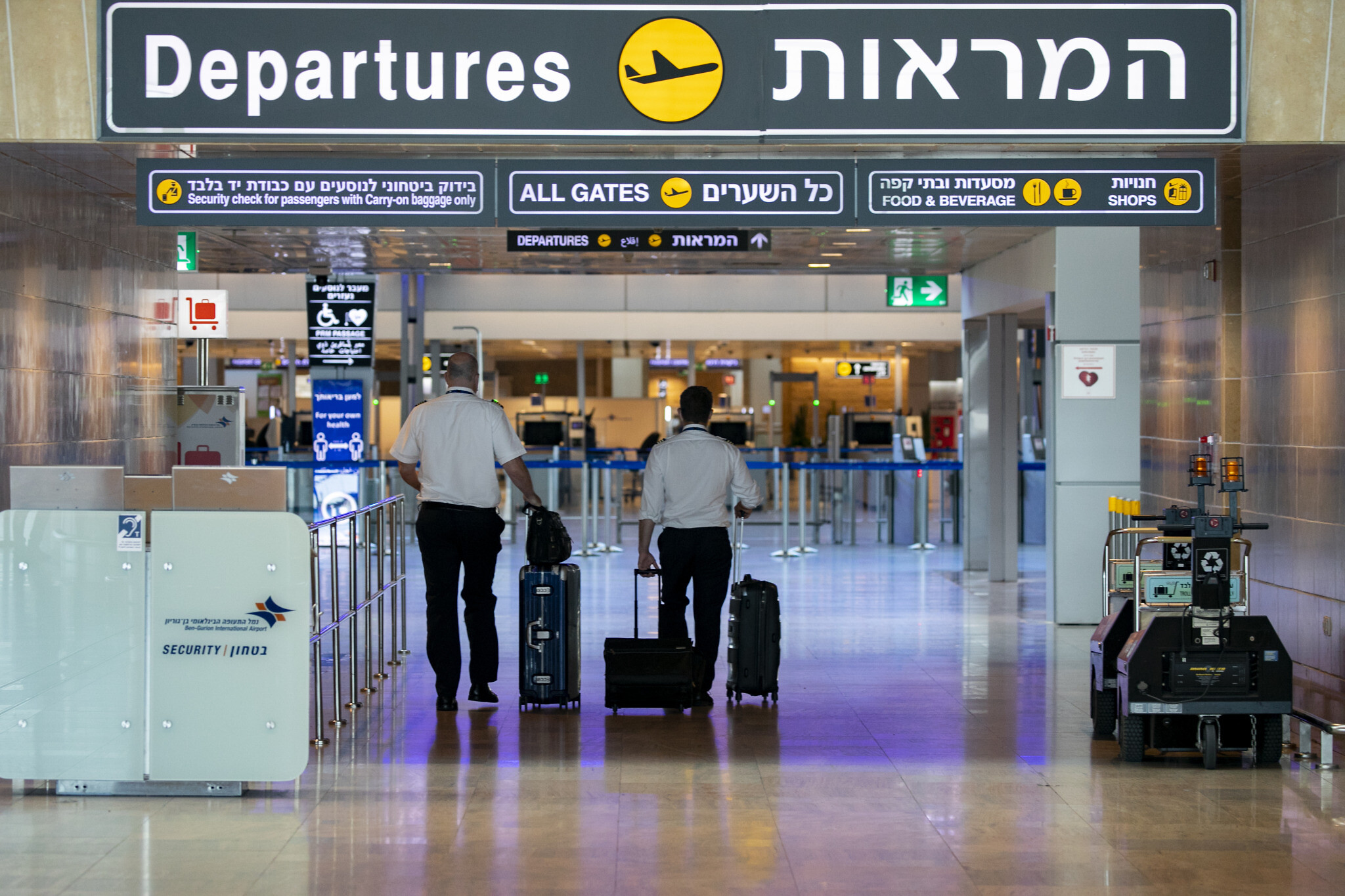 About Half of Israeli Youths Not Optimistic, 33% Think of Immigration: Poll