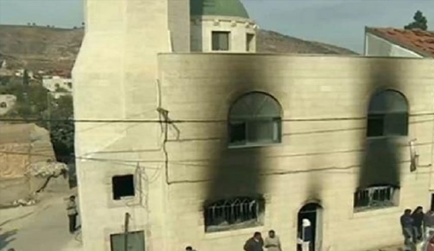 فلسطين.. مستوطنون يحرقون مركبة ويحطمون نوافذ مسجد قرب حاجز زعترة جنوب نابلس