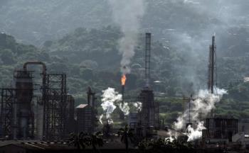 Iranian Petroleum Minister Visits Venezuela to Sign Energy Deals