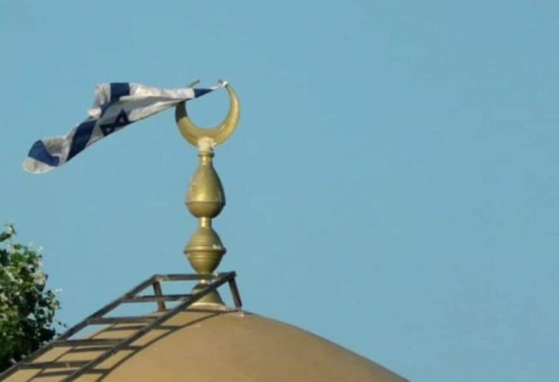 Radical Israeli Settlers Hoist Regime’s Flag atop Mosque in Bethlehem