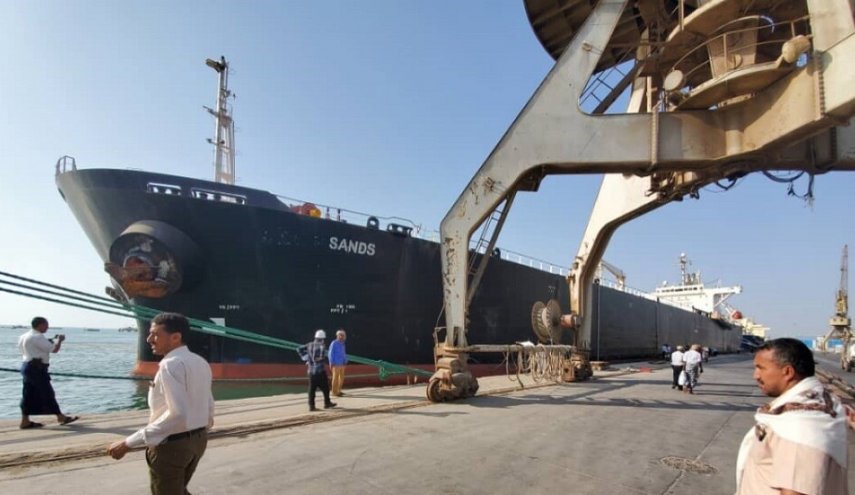 النفط اليمنية: تحالف العداون يحتجز سفينتي وقود مواصلا خرقه الهدنة الأممية
