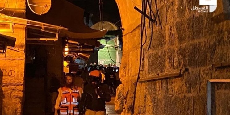 فلسطيني يحاول طعن جندي في القدس.. والاحتلال يغلق الأقصى