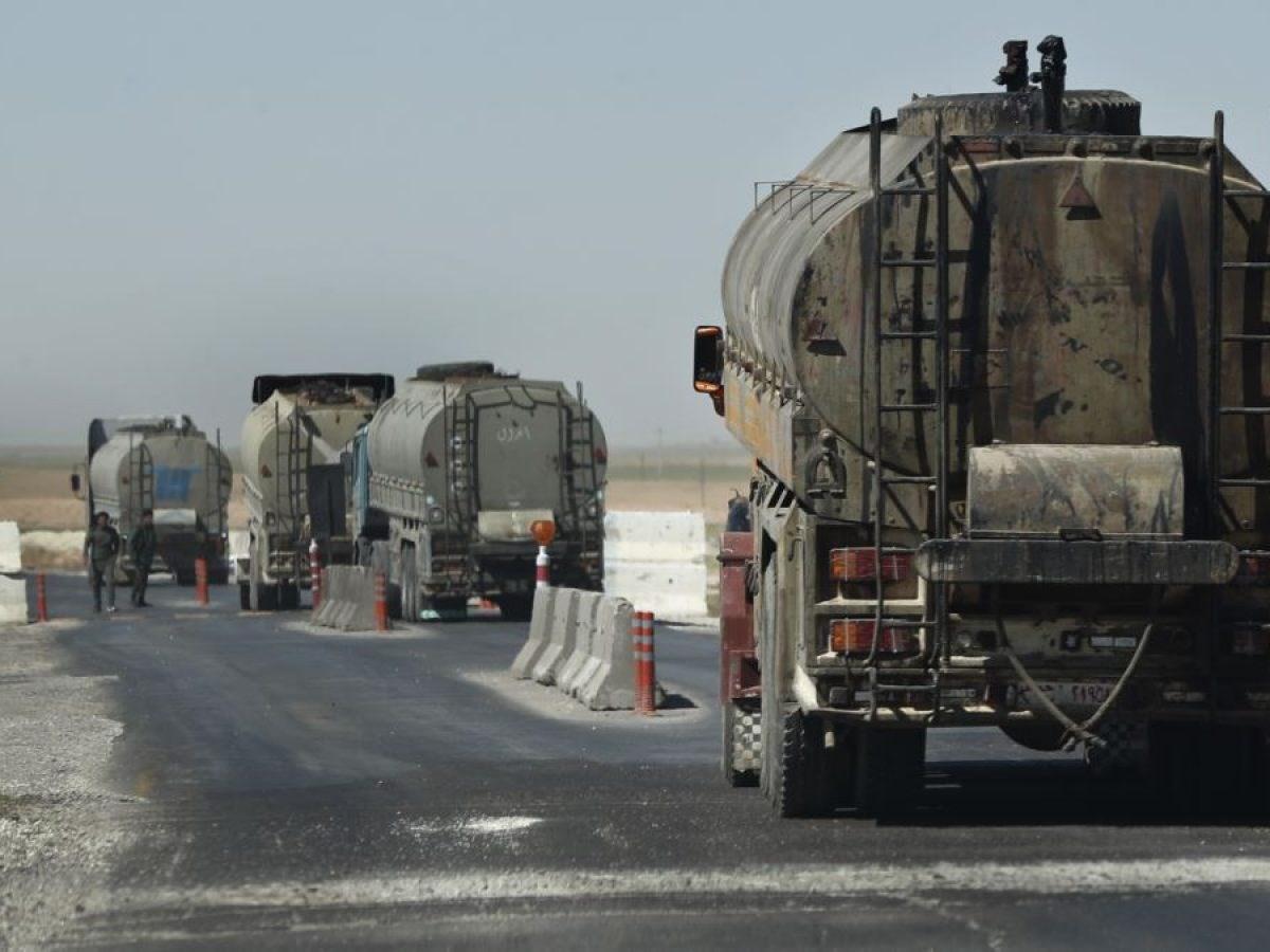 رتل عسكري أمريكي مؤلف من 35 صهريجا ينقل النفط السوري إلى العراق