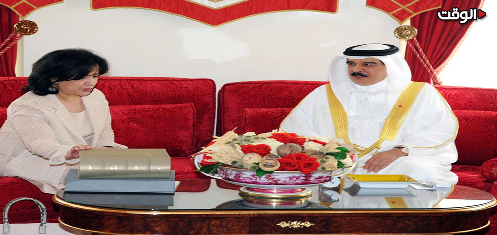 الملك البحريني يقيل وزيرة من منصبها لرفضها مصافحة سفير الكيان الصهيوني