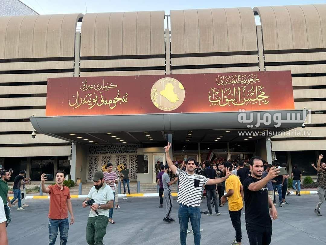 متظاهرون يقتحمون مبنى مجلس النواب داخل المنطقة الخضراء بالعاصمة بغداد.
