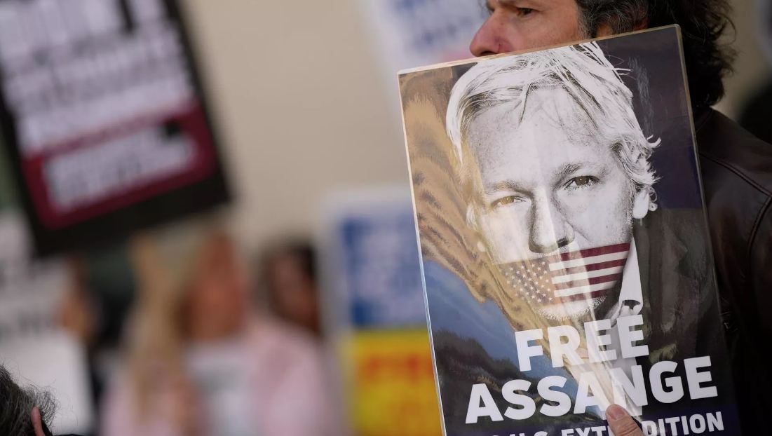 Mexico President Suggests Statue of Liberty Toppled if Assange Extradited to US