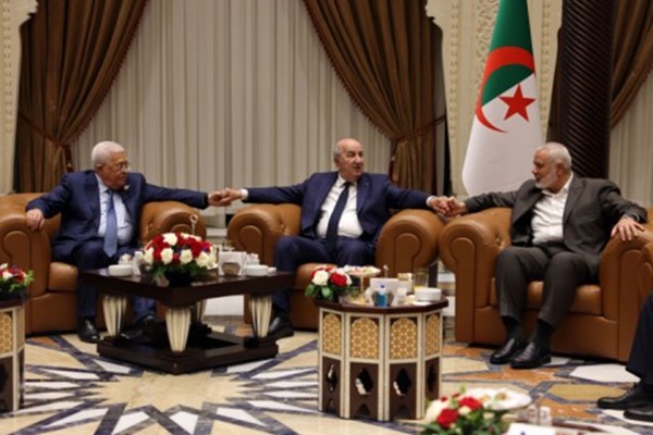 دیدار تاریخی رهبر حماس و محمود عباس در الجزایر