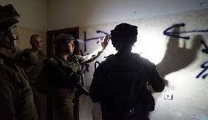 الاحتلال يقتحم و يغلق 6 مؤسسات فلسطينية وجمعيات مدنية في رام الله بحجة الارهاب